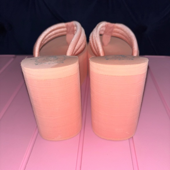 BRAND NEW! Peach Wedge Thong Sandals - Size 9 - Picture 4 of 5